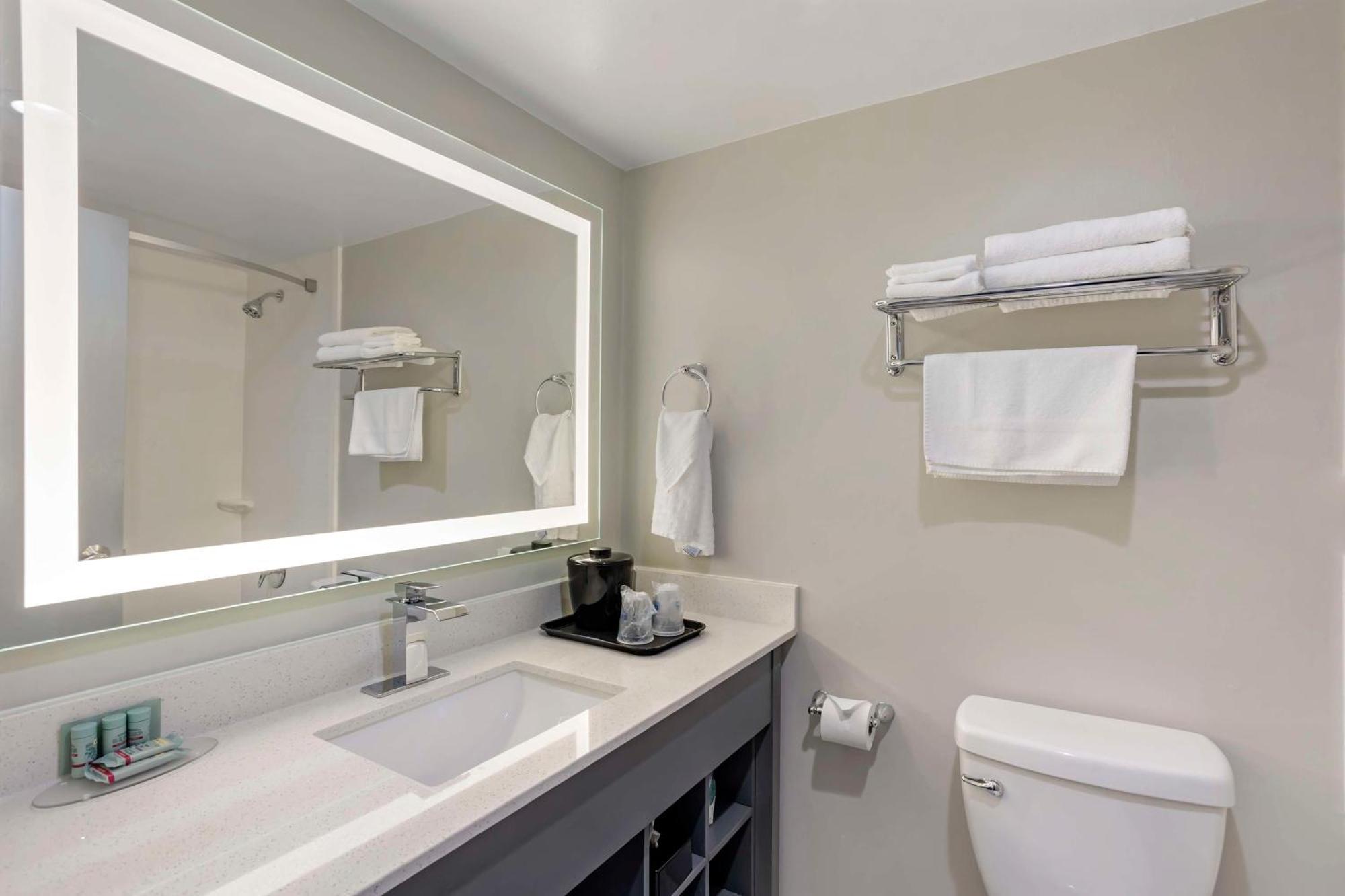 Best Western Rutgers University Hotel East Brunswick Eksteriør billede