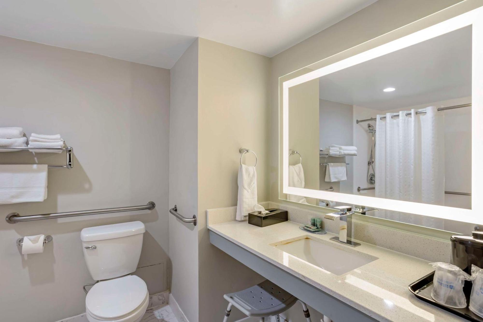 Best Western Rutgers University Hotel East Brunswick Eksteriør billede