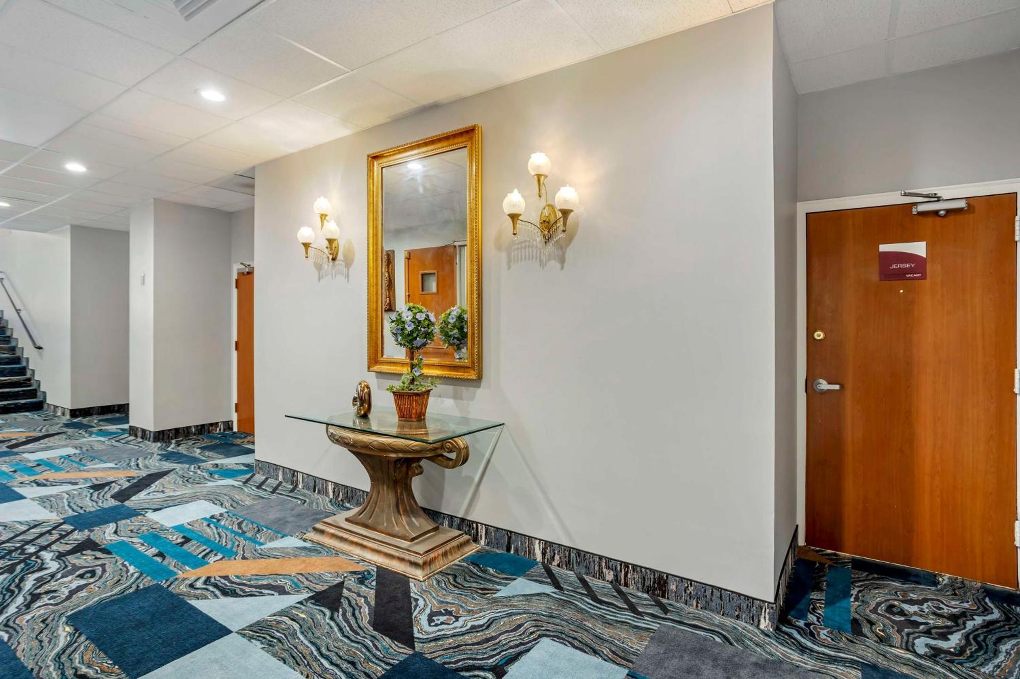 Best Western Rutgers University Hotel East Brunswick Eksteriør billede